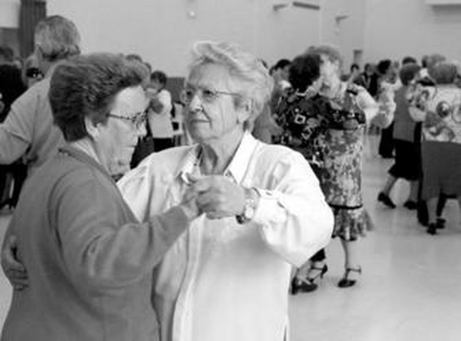 El salón de los Escolapios acoge desde ayer y durante toda la primavera los bailes.