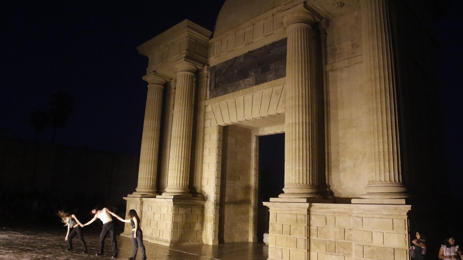 La puerta del Puente Romano es el escenario de varios actos