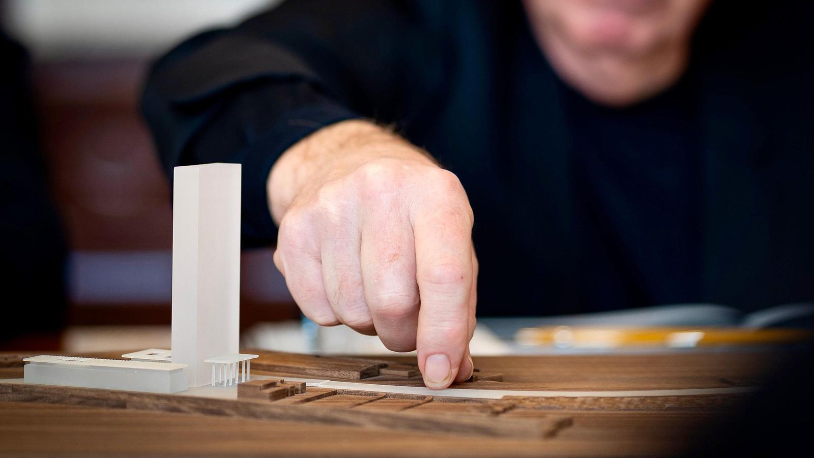 David Chipperffield muestra la maqueta de la torre del puerto que le ha enseñado al alcalde.