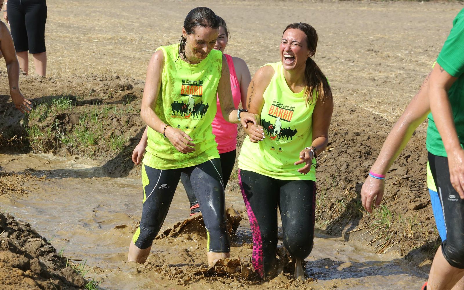 Imágenes de la carrera del barro celebrada en La Barca