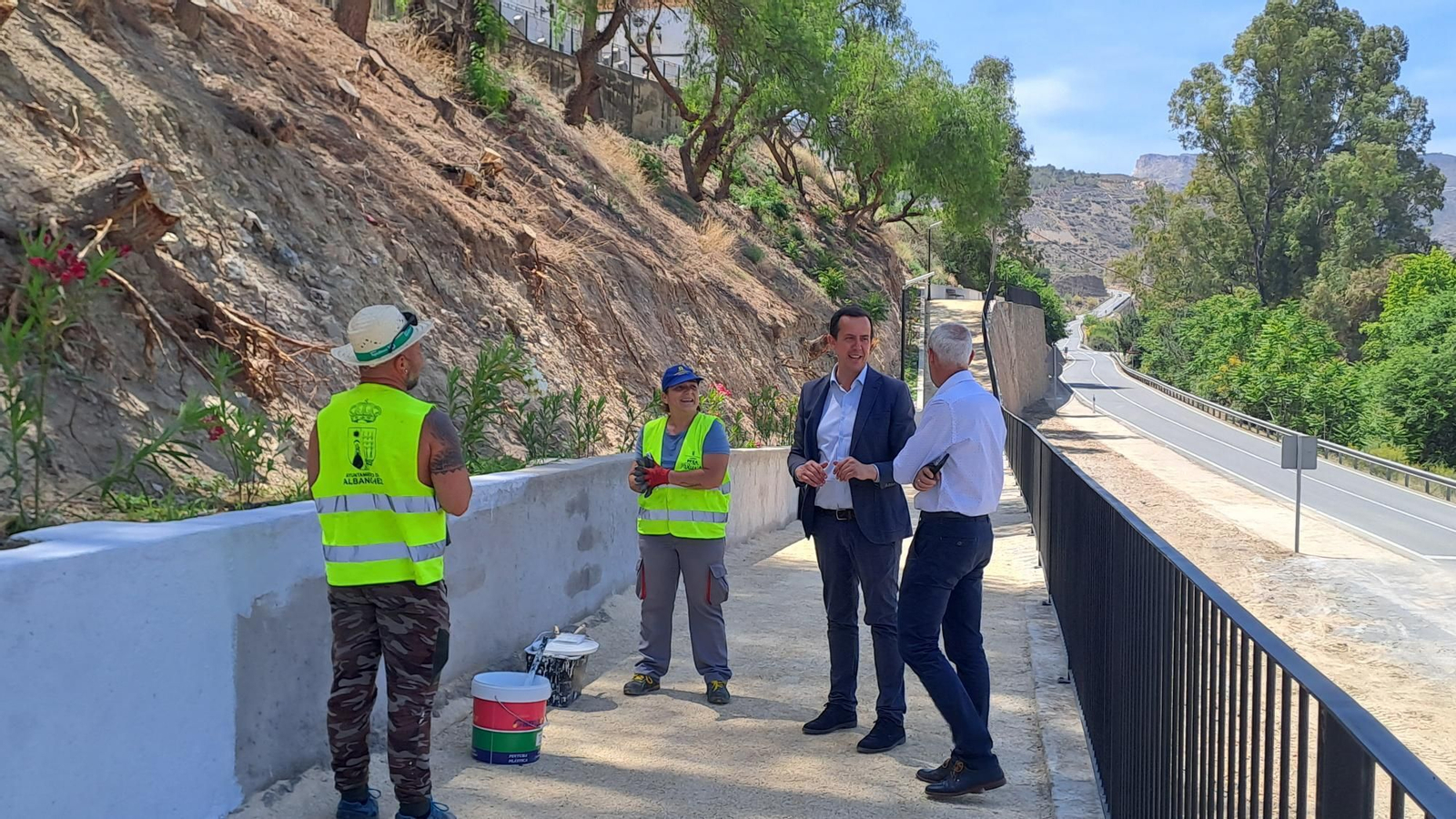 El subdelegado del Gobierno en Almería y el alcalde de Albanchez han visitado los trabajos que se está ejecutando en el municipio.