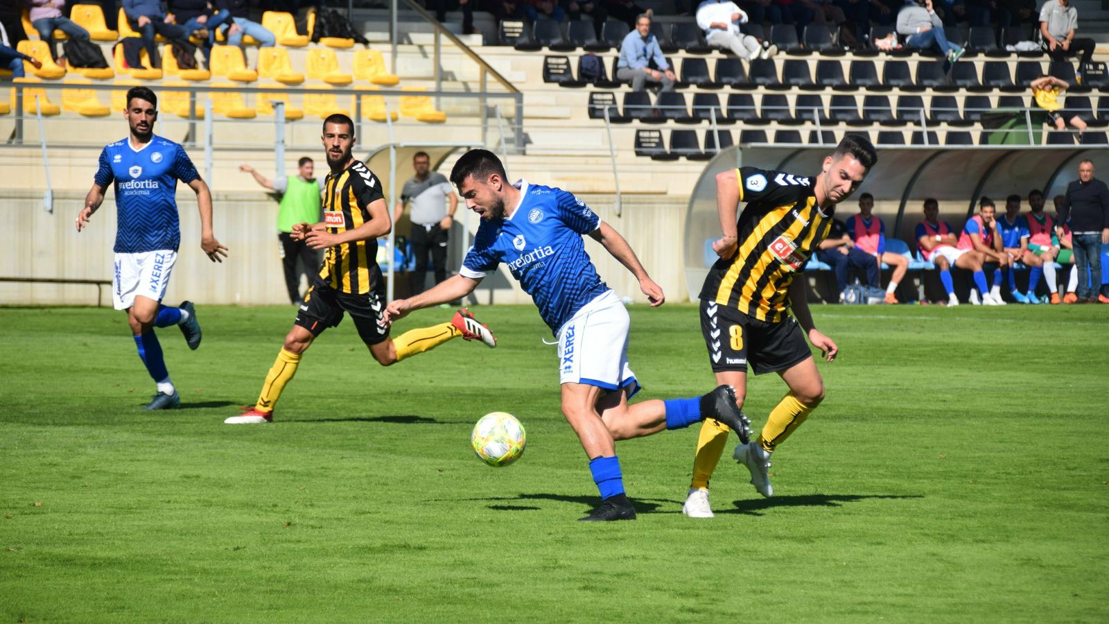 Mika tuvo la mejor ocasión del primer tiempo con un tiro que despejó Robador.