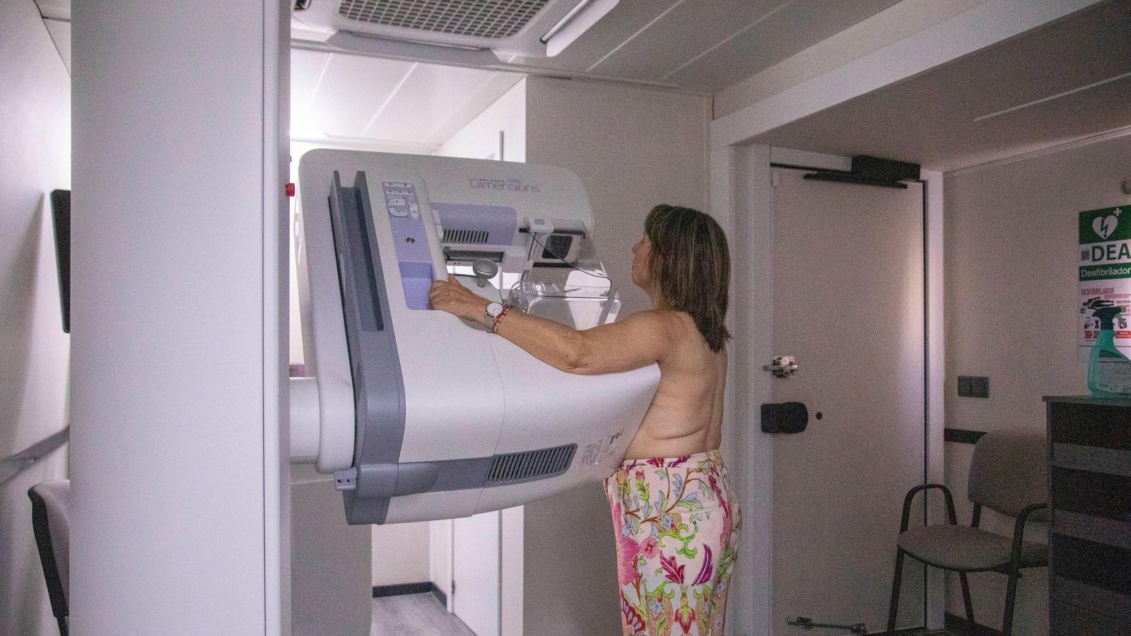 Una mujer se somete a una mamografía en la unidad móvil que está recorriendo 18 municipios de la provincia desde el pasado mes de junio