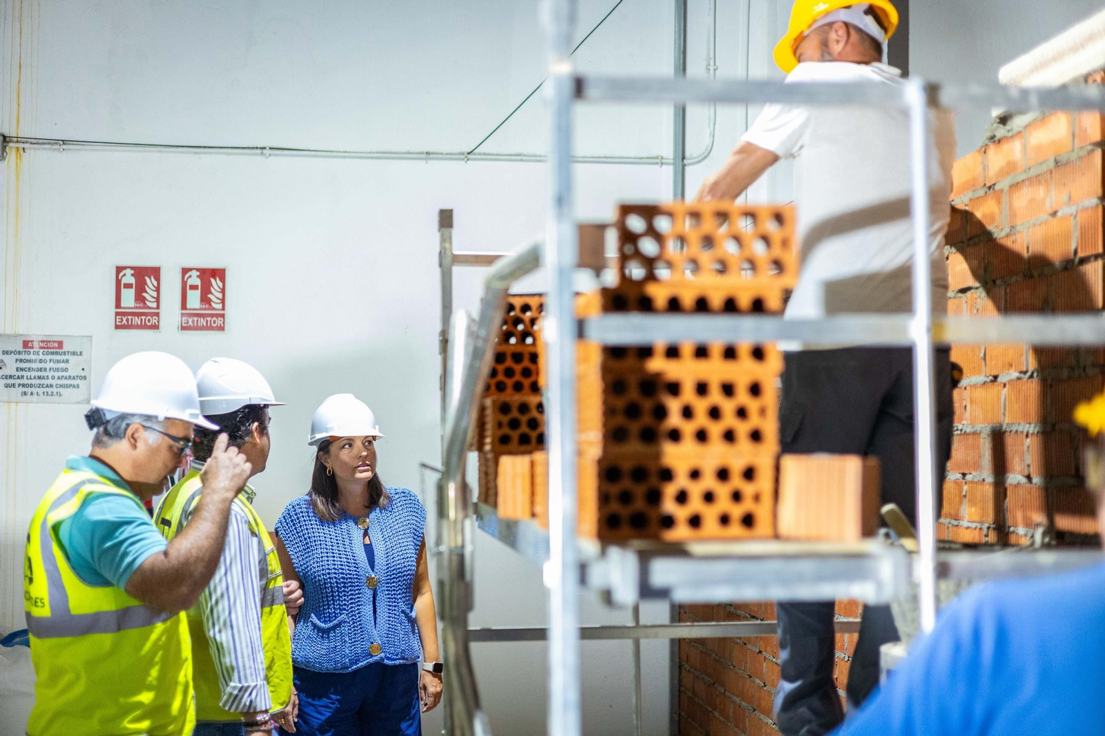 La alcaldesa, Patricia Cavada, visitando las obras de mejora en la ciudad deportiva de Bahía Sur.