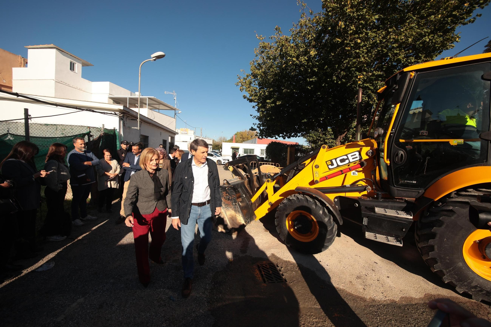 Pedro Fernández y María José García-Pelayo visitan las obras de reparación del colector de San Enrique.