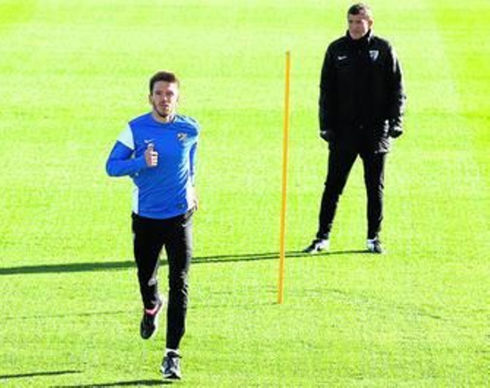 Ignacio Camacho trota ante la mirada de Javi Gracia en un entrenamiento reciente.