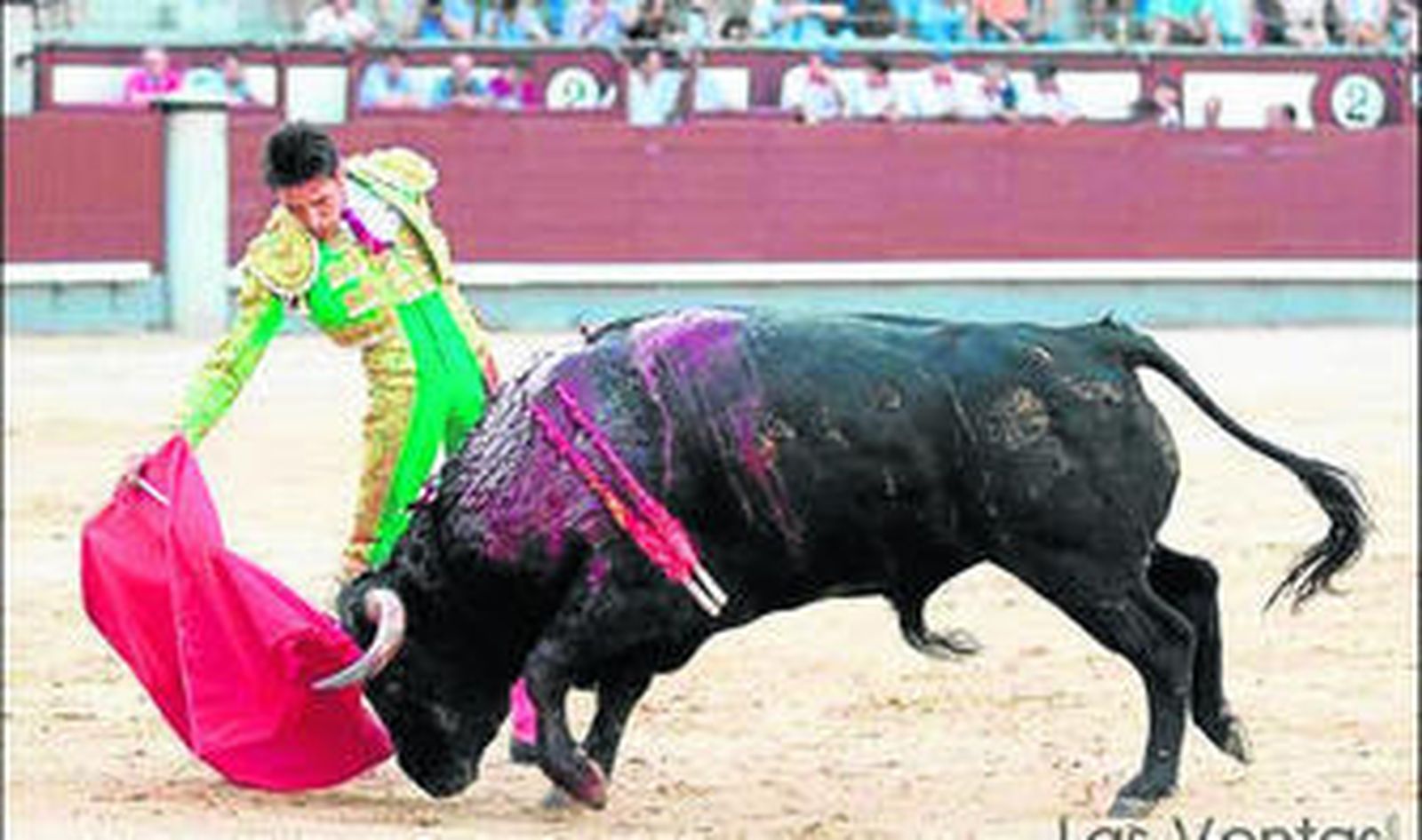 Daniel Menes, en un derechazo al novillo al que cortó una oreja.