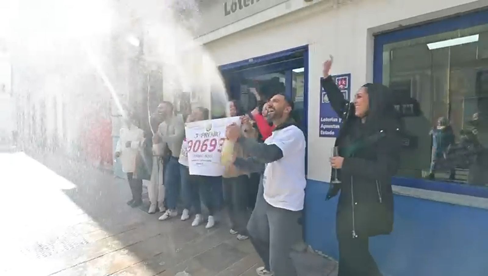 Alegría y euforia en Santa Fe tras repartir más de 25 millones de euros de la Lotería de Navidad