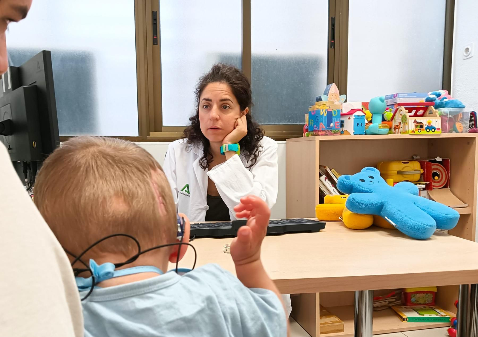 La neuropediatra Ana Carbonero, atendiendo a una familia en consulta de Maduración.