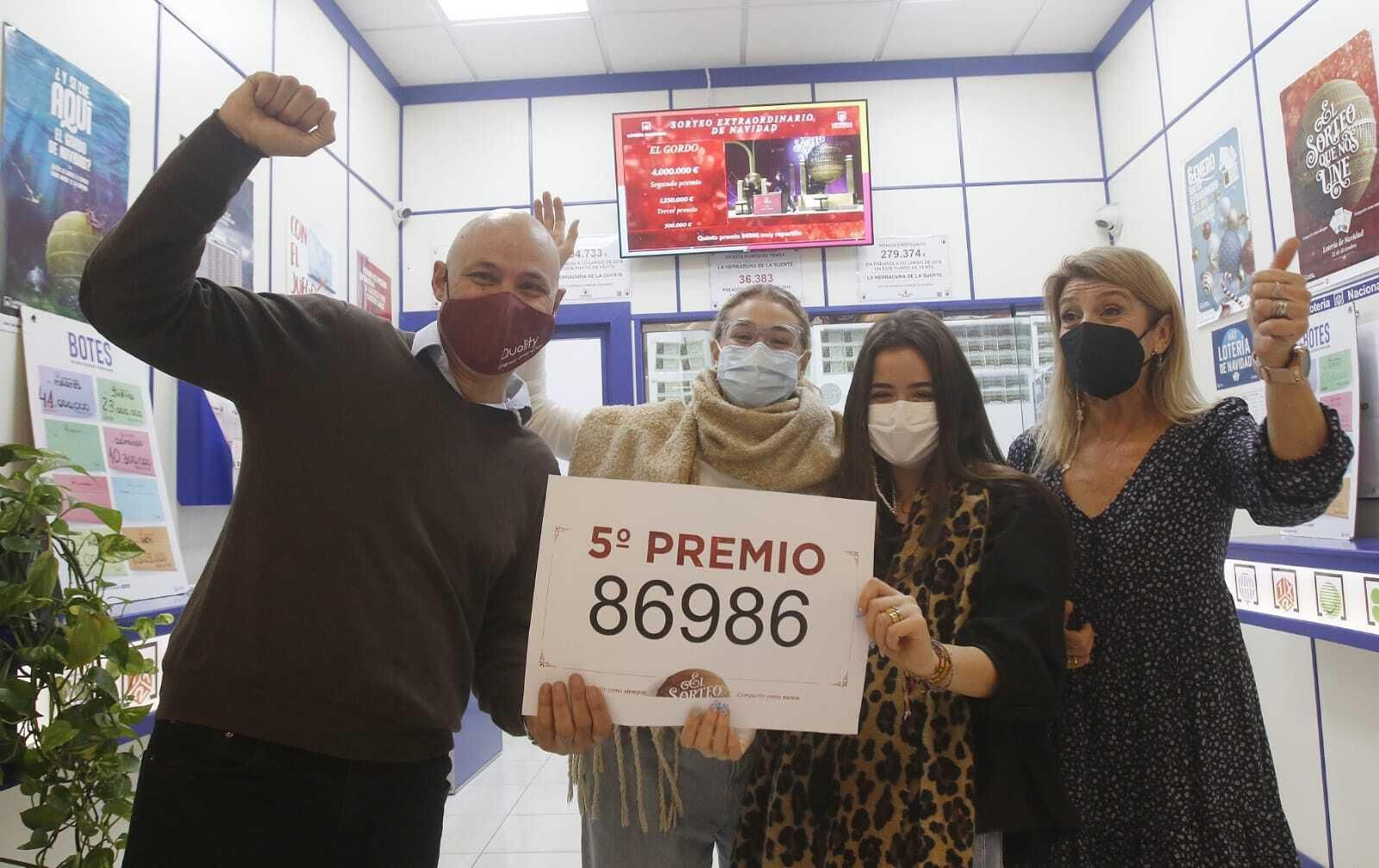 Propietarios de la administración de lotería del Carrefour La Sierra.