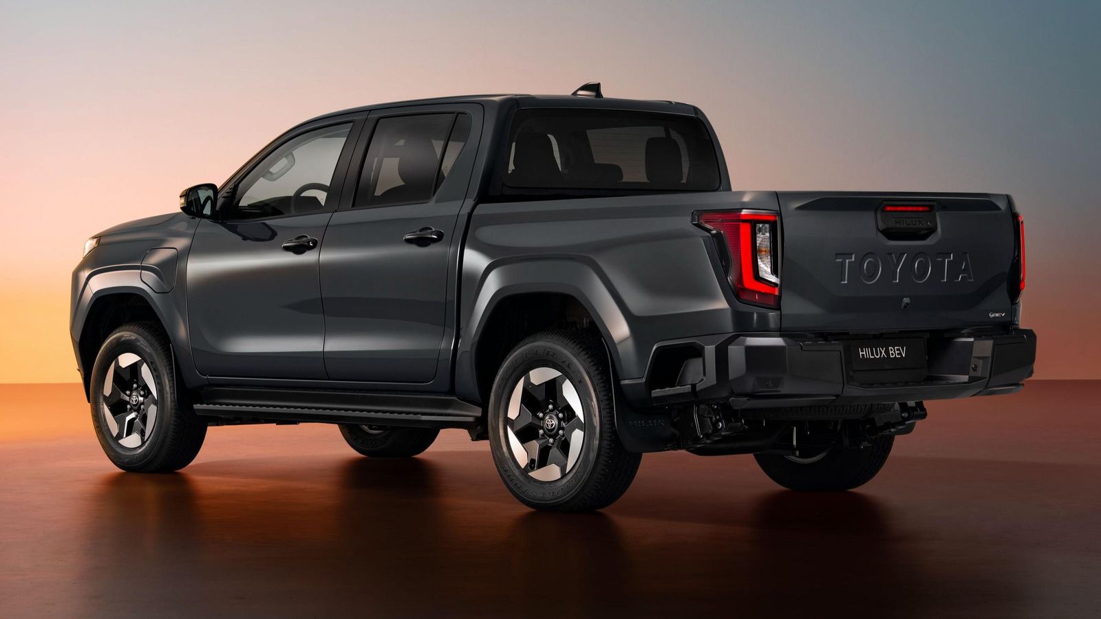 Esta Hilux eléctrica se espera para principios de año que viene; mientras que la FCEV no llegaría hasta 2028.