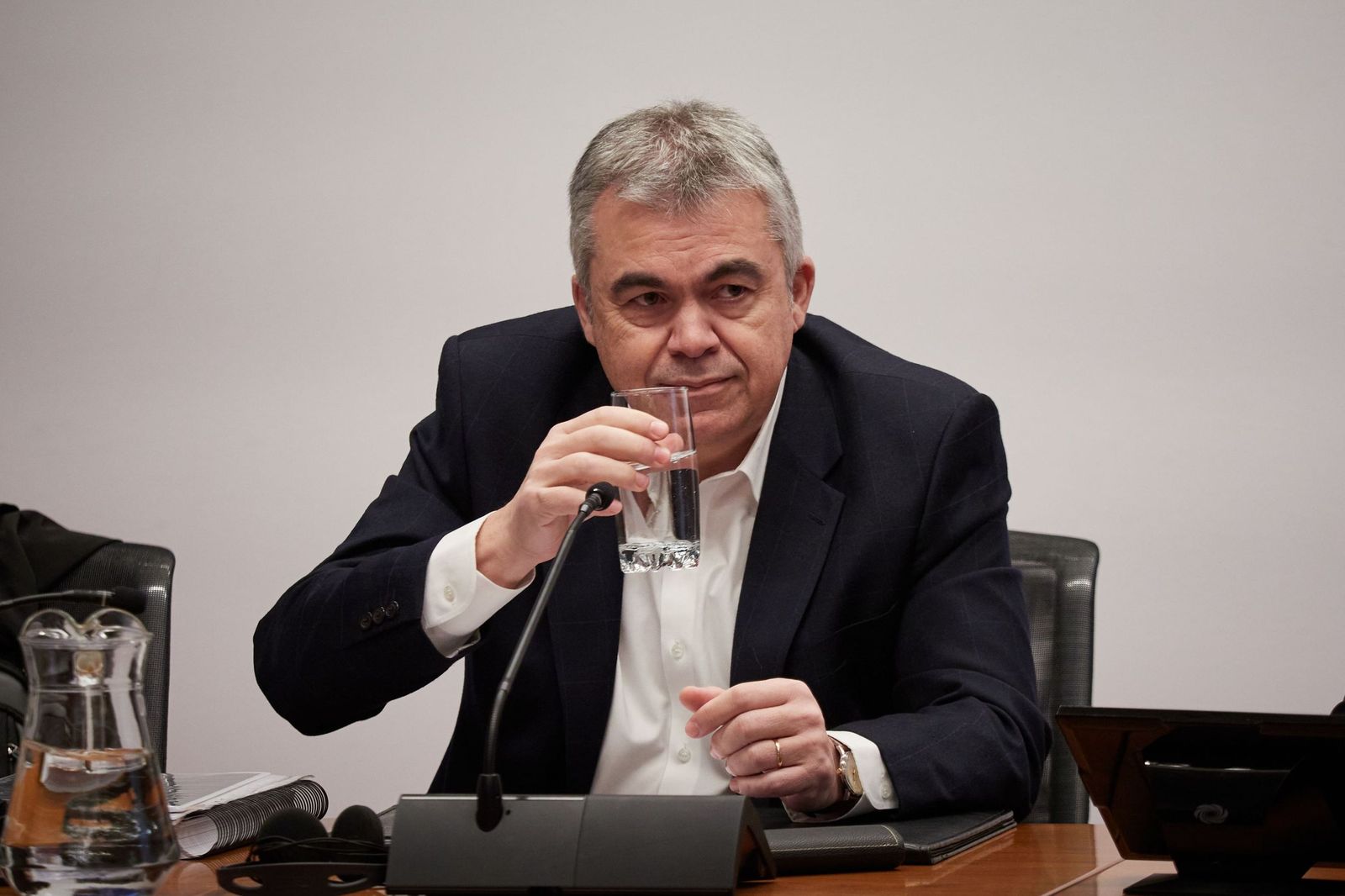 El ex secretario de Organización del PSOE Santos Cerdán, en la comisión de investigación en el Parlamento de Navarro.