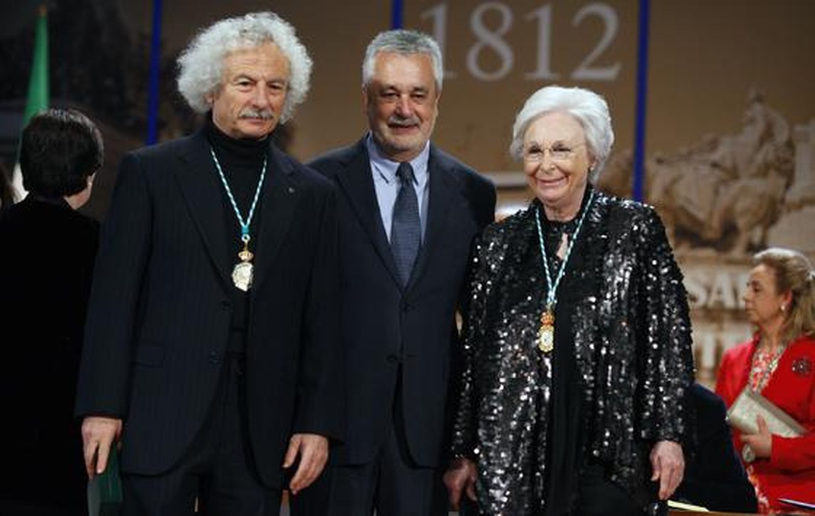 El Brujo, Medalla de Andalucía, junto a Griñán y Molina.

Foto: Antonio Pizarro
