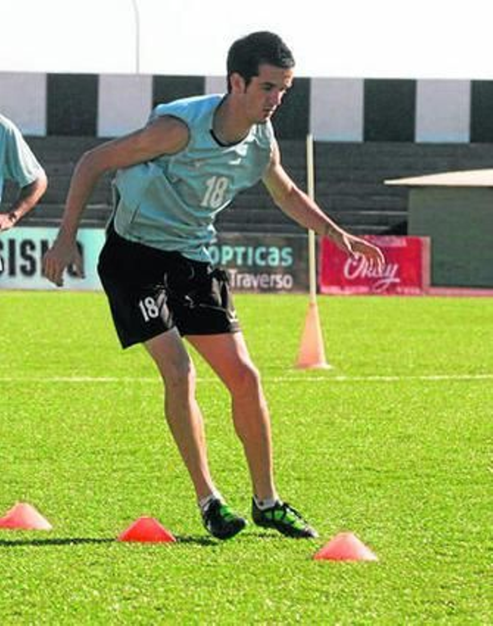 Antonio Bello realiza ejercicios durante el entrenamiento de ayer en el Municipal.