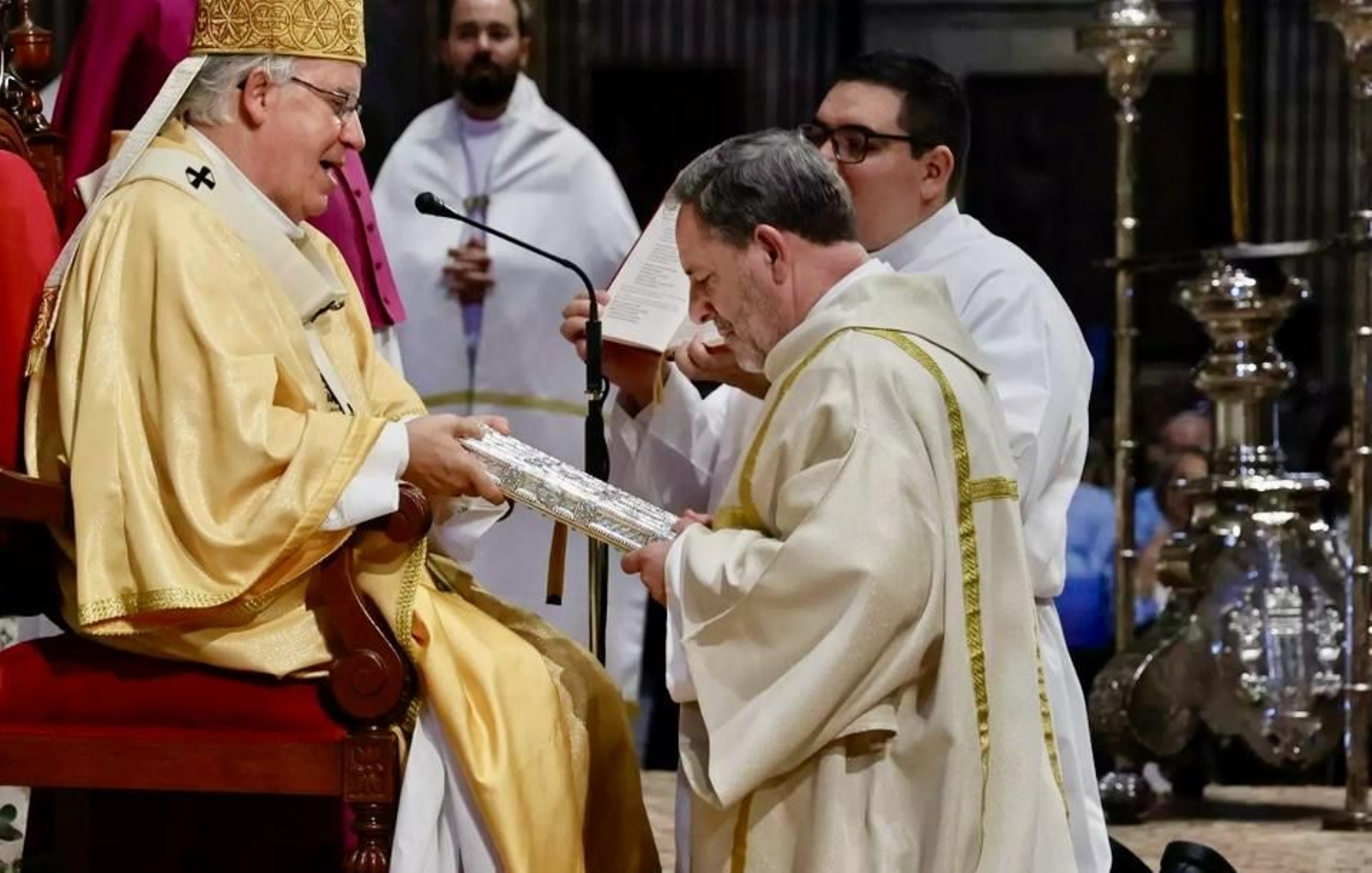 El arzobispo Saiz confiere el diaconado al hermano Pablo en la ceremonia celebrada el sábado en la Catedral.