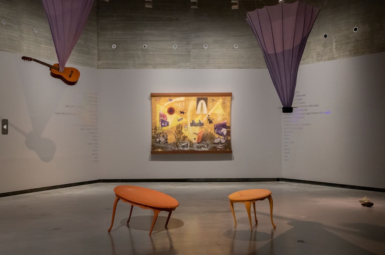 Exposición 'Las mesas danzantes' de Mercedes Azpilicueta.