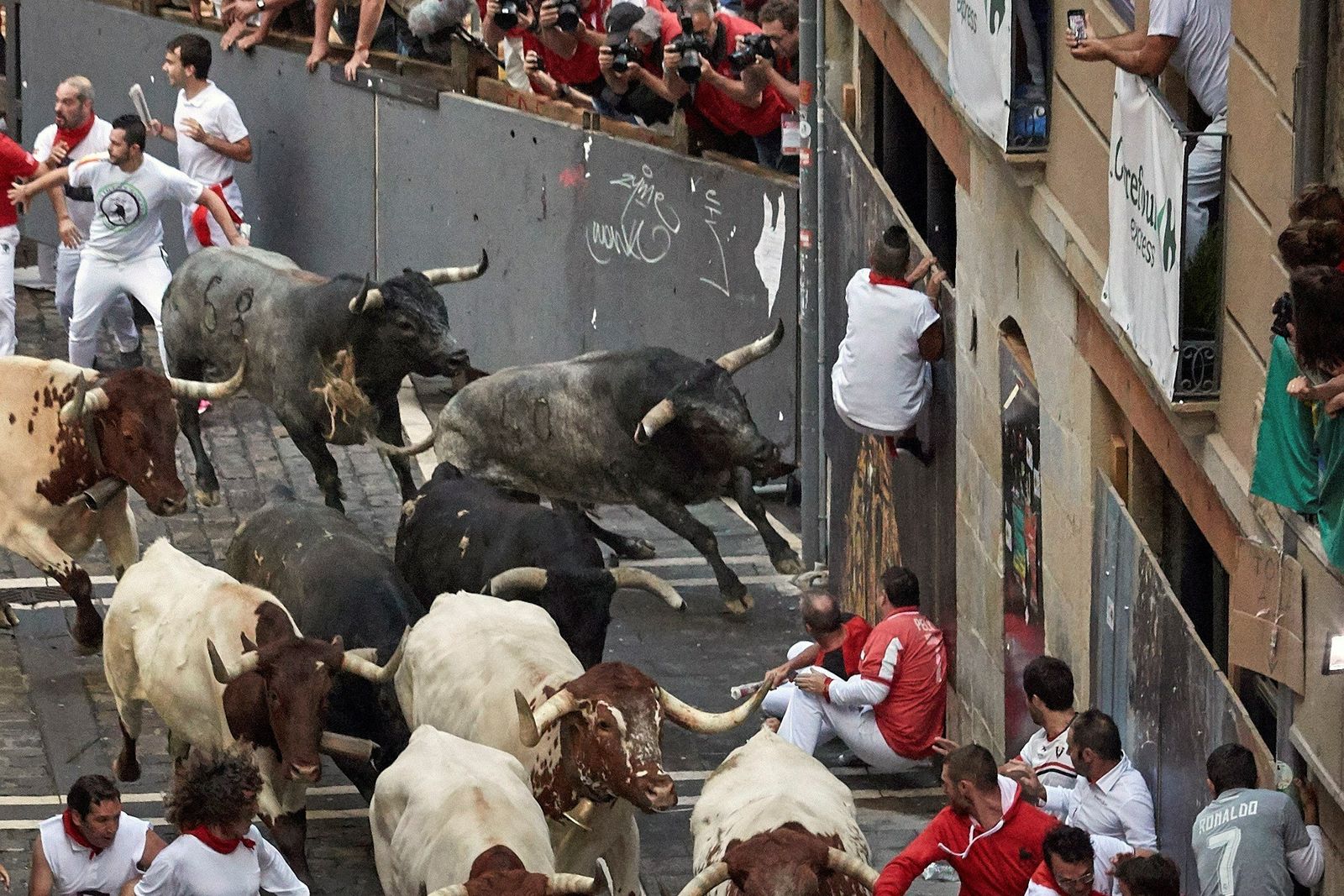 Los toros de Miura por la calle Estafeta