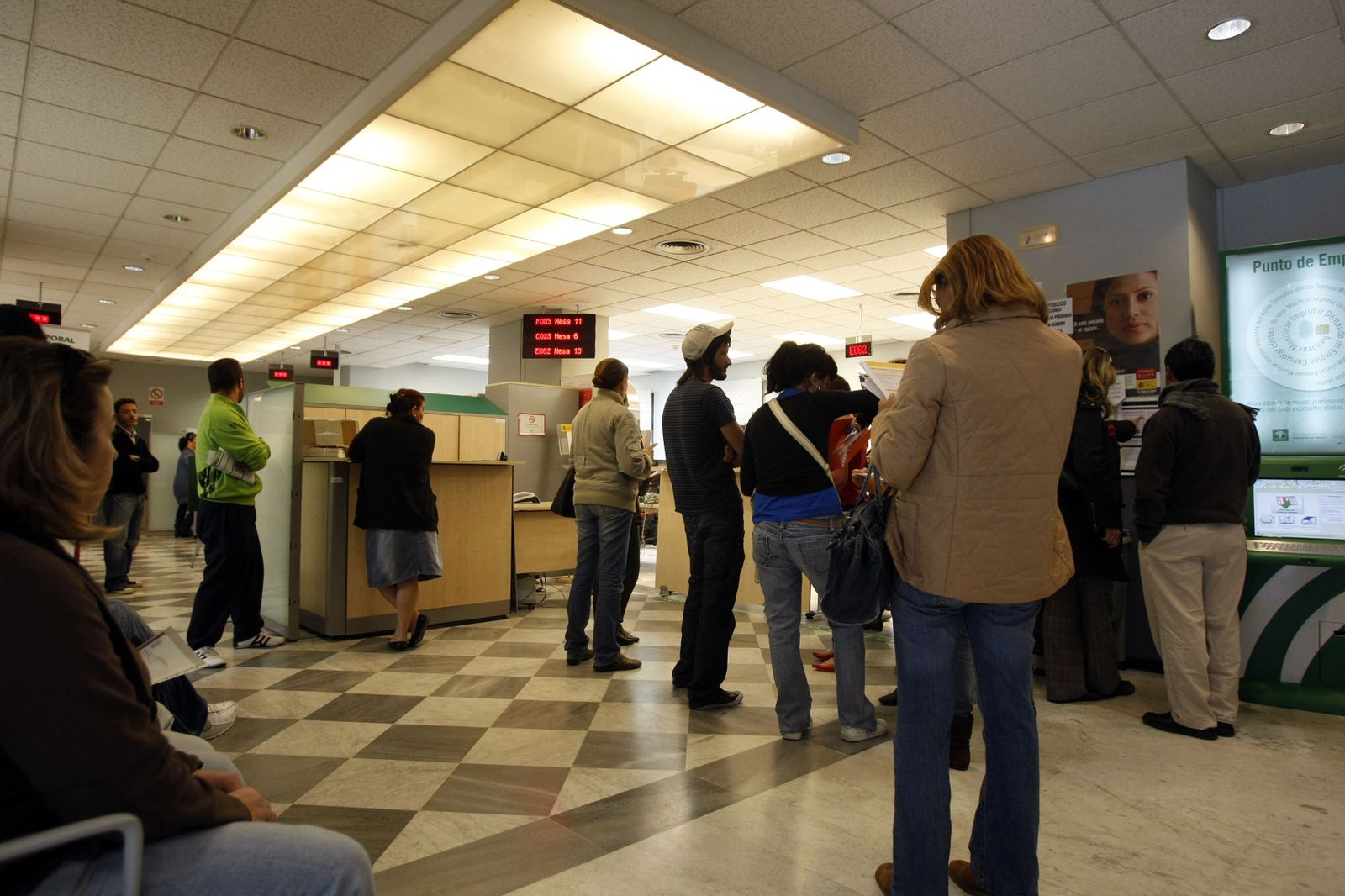 Una imagen de archivo del interior de las oficinas del Servicio Andaluz de Empleo (SAE).