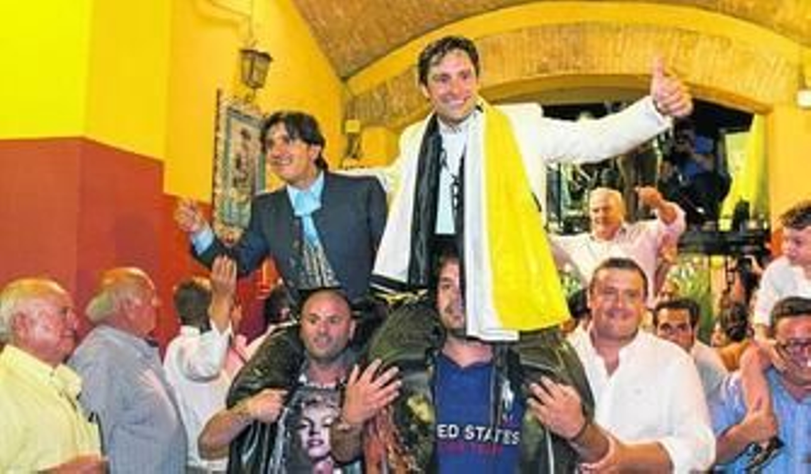 Diego Ventura y Andrés Romero, en su salida a hombros por la puerta grande de la plaza de toros de La Merced. Diego Ventura y Andrés Romero, en su salida a hombros por la puerta grande de la plaza de toros de La Merced.