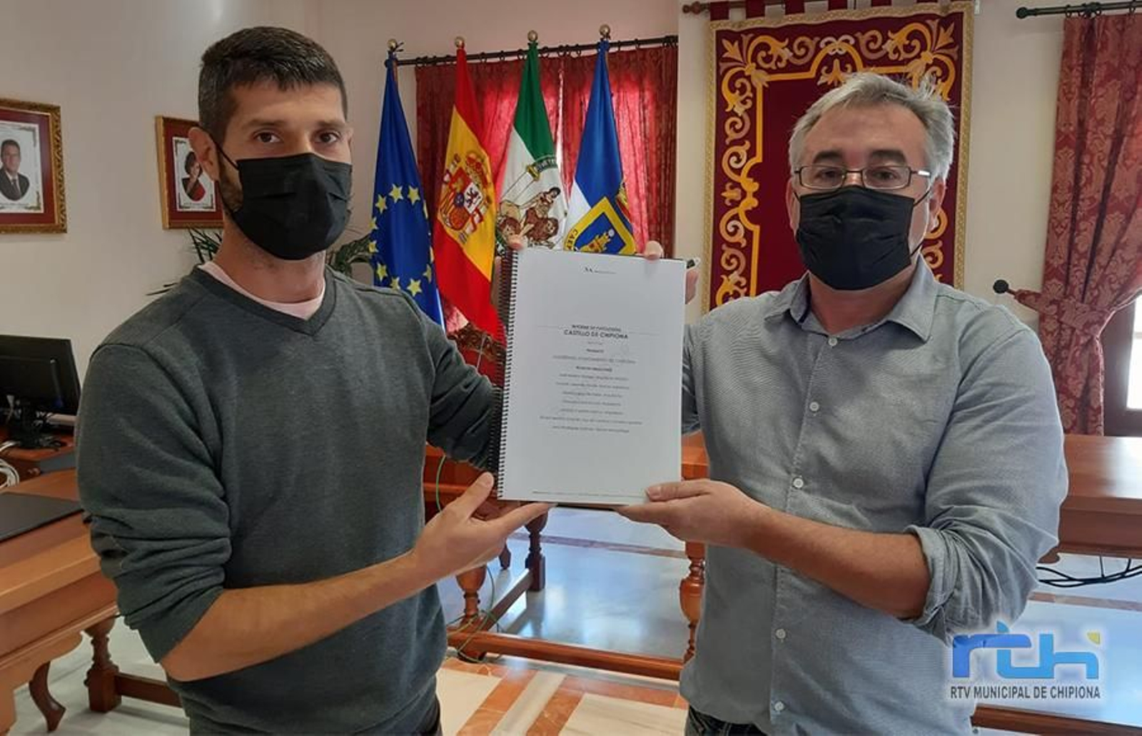 Los concejales de Cultura y Urbanismo, en la presentación pública de las obras proyectadas en el Castillo de Chipiona.