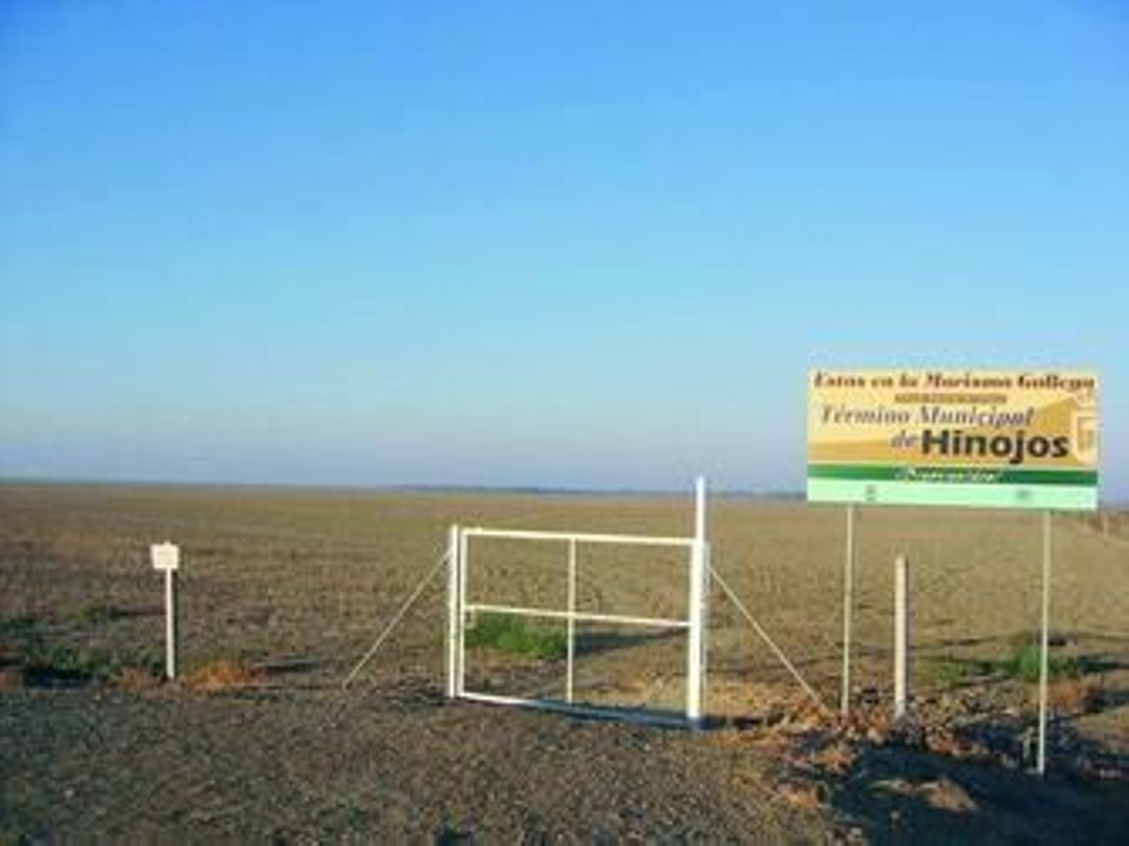 Terreno en el que se plantea la prospección arqueológica y dibujo que recrea aquel modelo de ciudad.