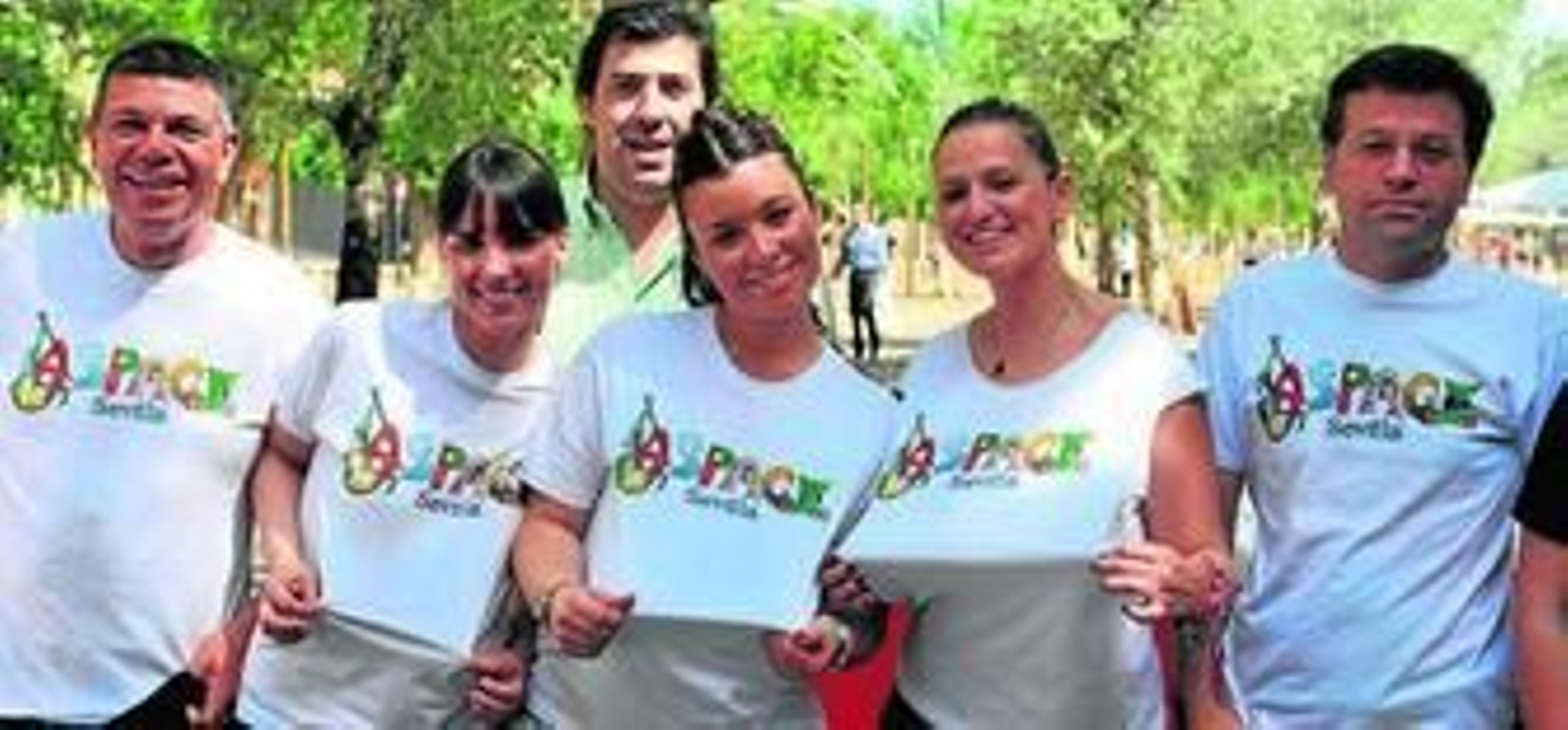 Álvaro Peregil con voluntarios de Aspace, ayer en la Alameda de Hércules.