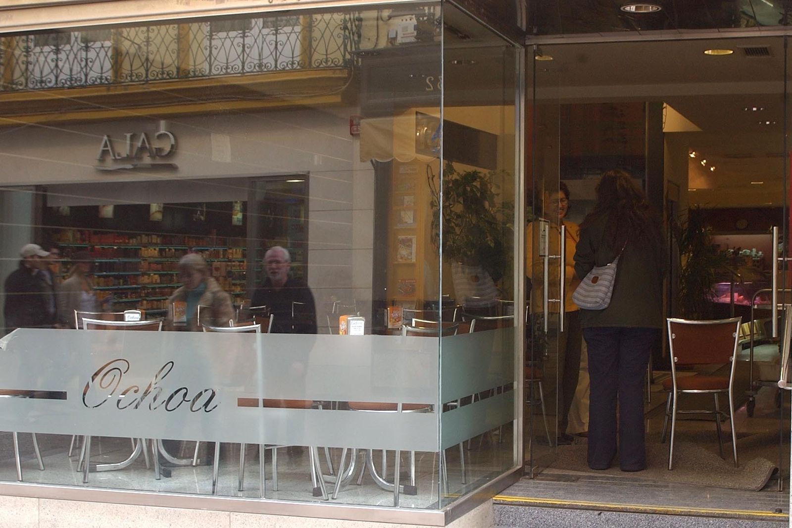 Uno de los accesos de la confitería Ochoa