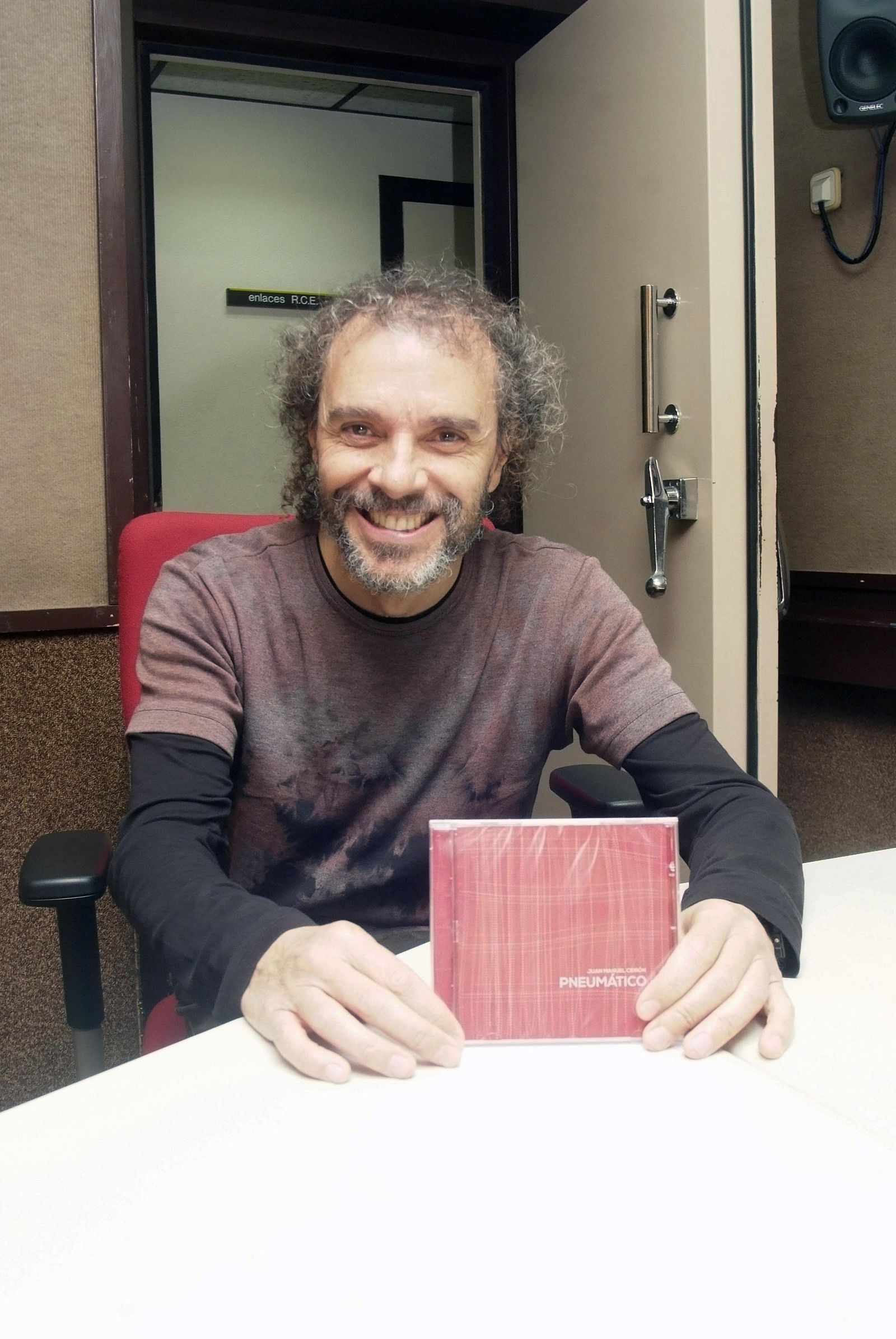 Juan Manuel Cidrón con su nuevo disco 'Pneumático', que acaba de salir al mercado.