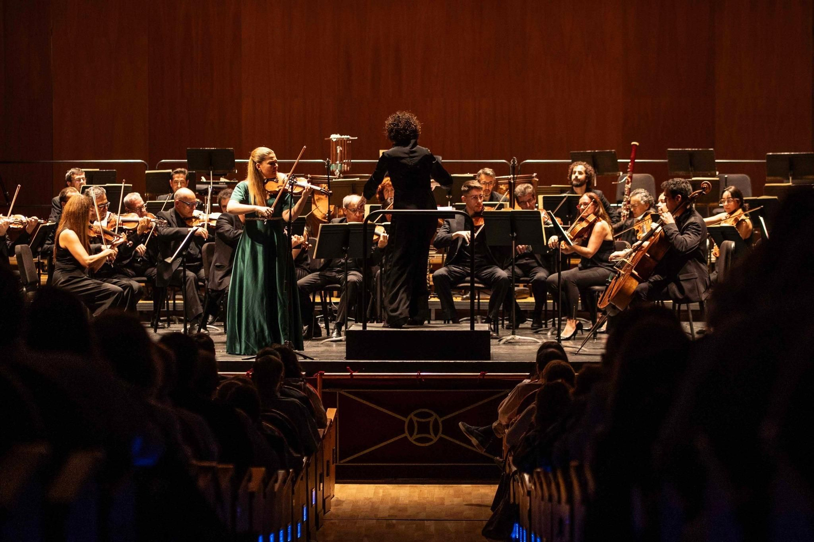 La Orquesta de Córdoba, con la violinista Ellinor D’Melon y la directora Beatriz Fernández.