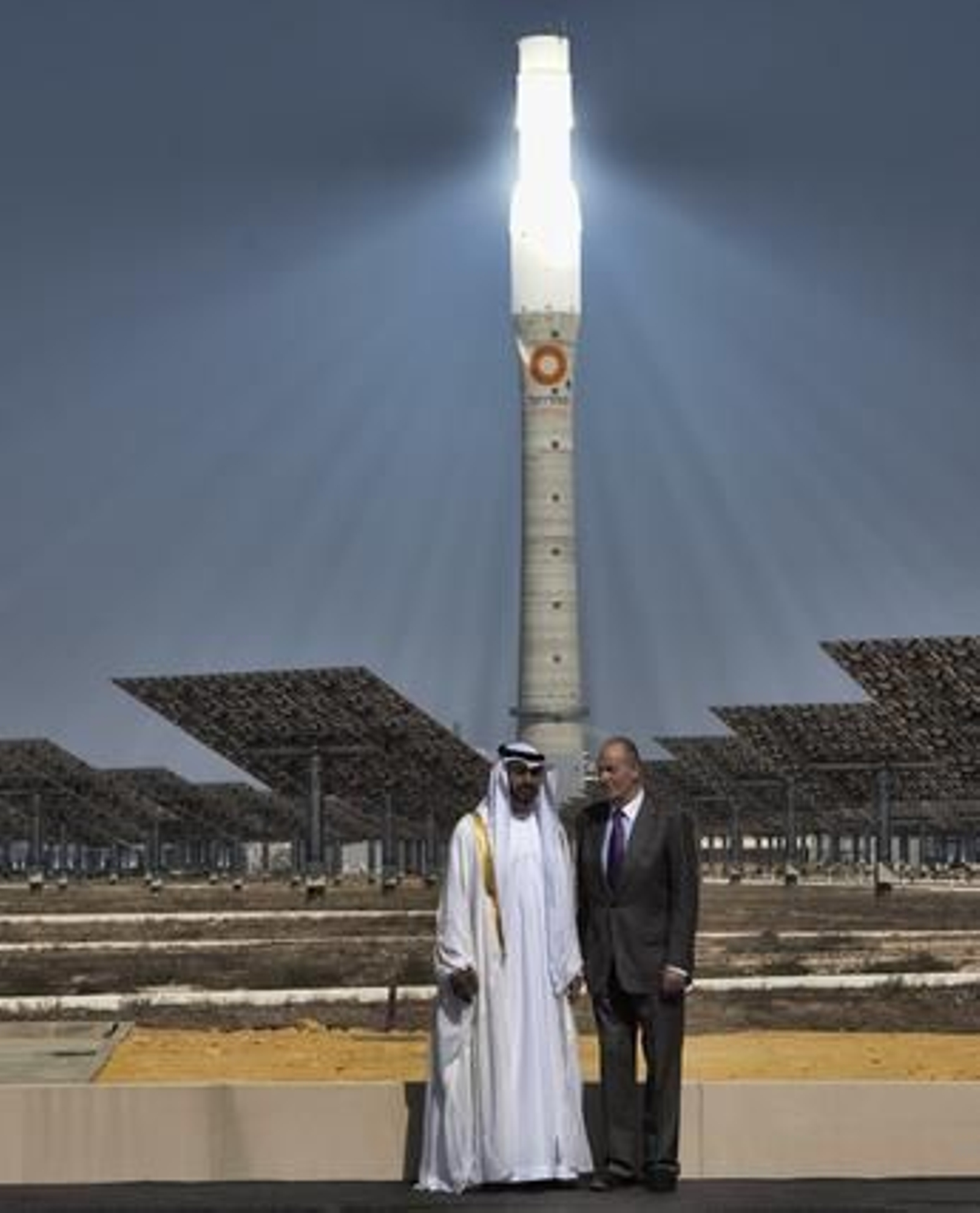 El rey junto al príncipe heredero de Abu Mazen.

Foto: Antonio Pizarro