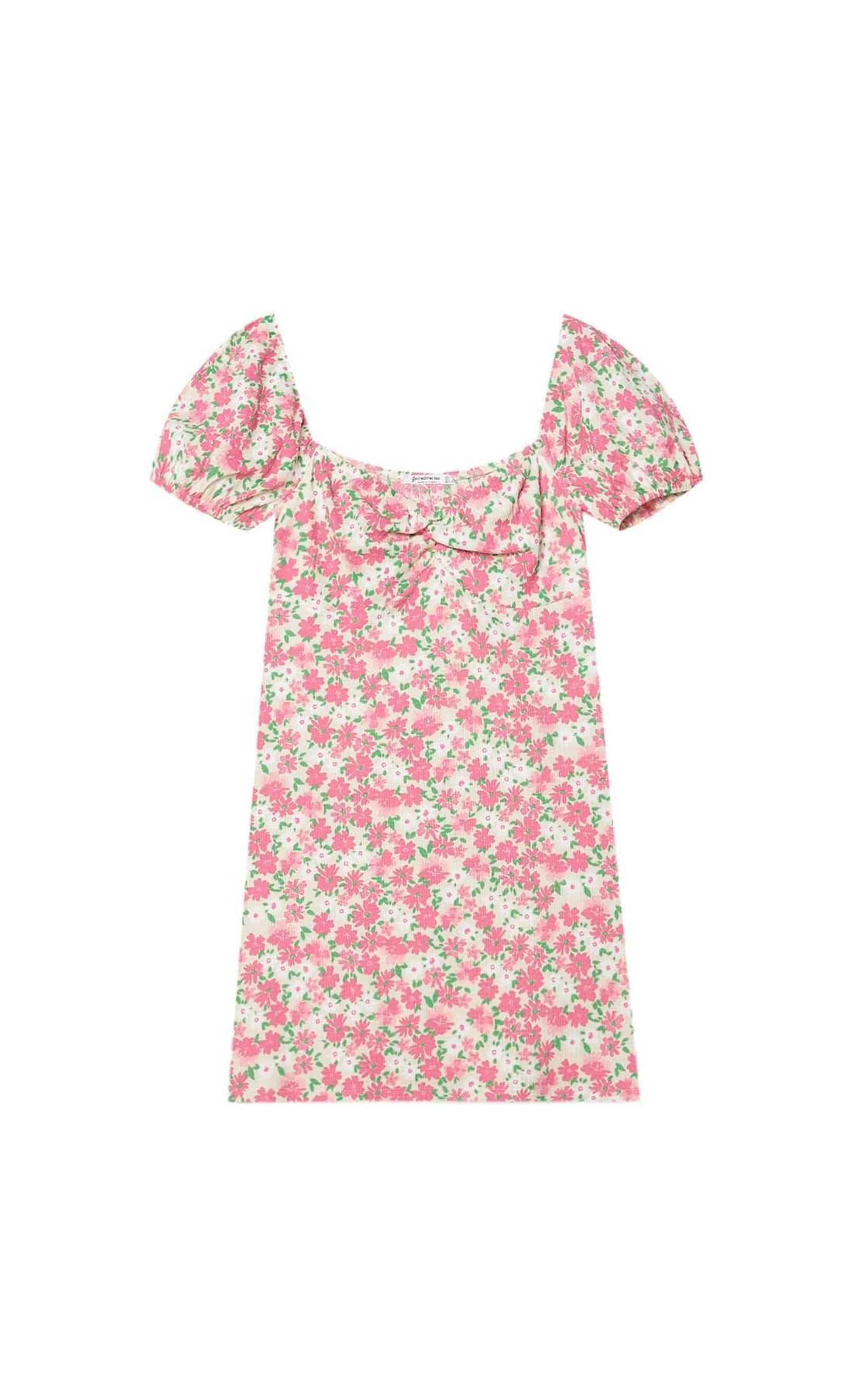 Vestido con estampado de flores rosas de Stradivarius.