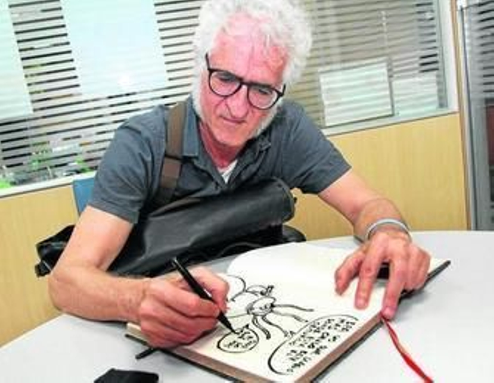 Gallardo estampó uno de sus dibujos de Makoki en el libro de visitas de 'Huelva Información'- Gallardo estampó uno de sus dibujos de Makoki en el libro de visitas de 'Huelva Información'-