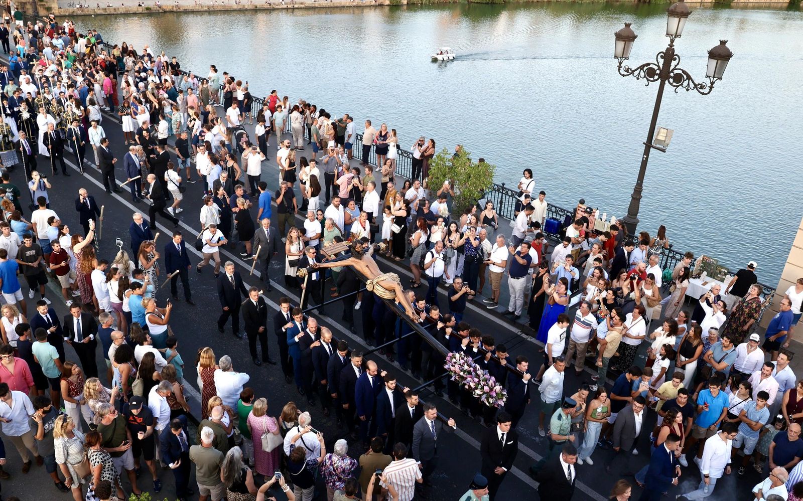 En imágenes, el traslado de los titulares de Las Aguas a la iglesia de San Jacinto