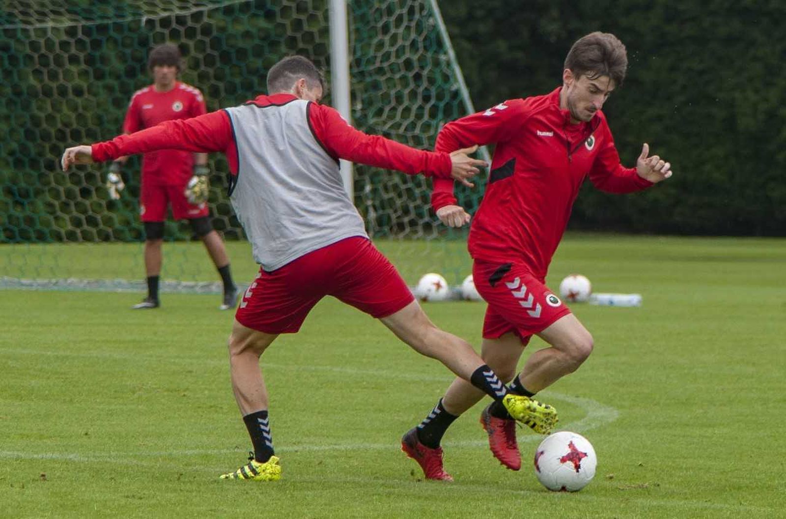 Quique Rivero controla el balón durante un entrenamiento con el Racing de Santander.