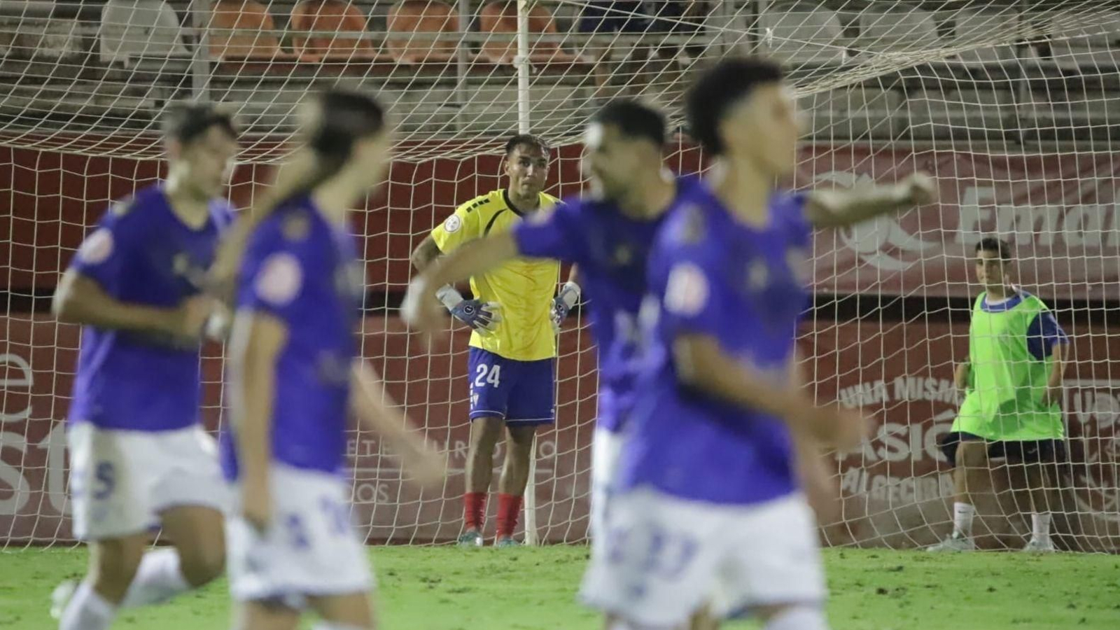 Óscar Castro, improvisado portero al final del Algeciras, tras encajar el 2-3 ante el Europa.