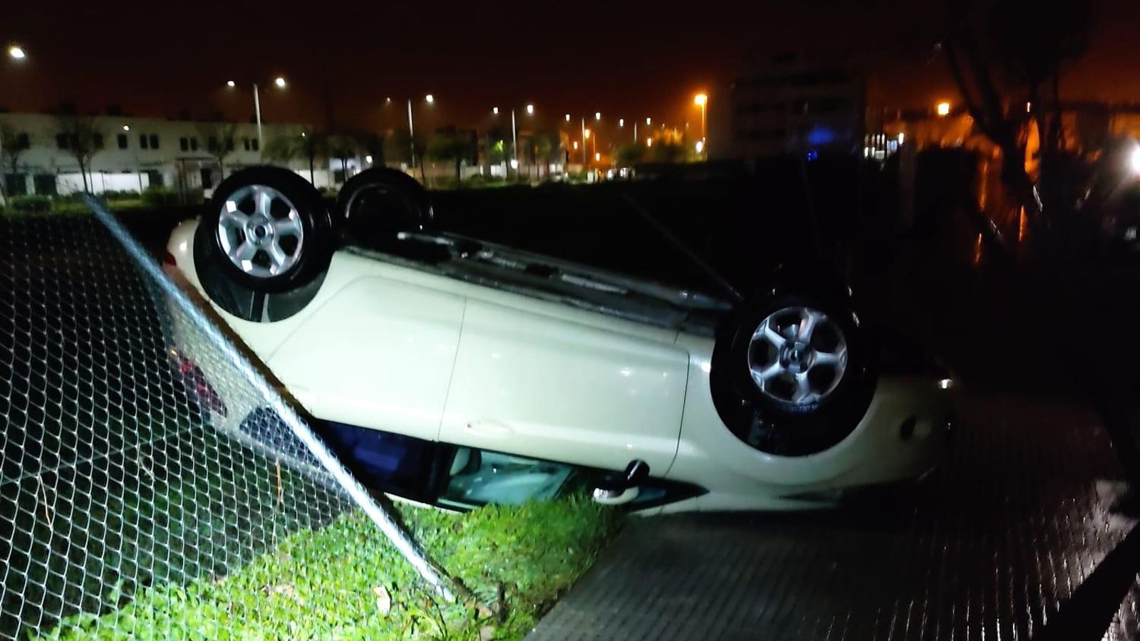 Un coche volcado por el tornado que ha pasado por Rota esta pasada madrugada.
