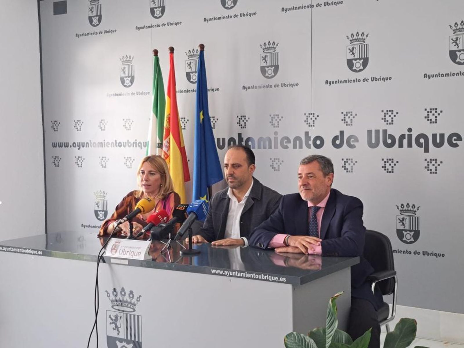Un momento de la firma del convenio entre la Junta de Andalucía y el Ayuntamiento de Ubrique.