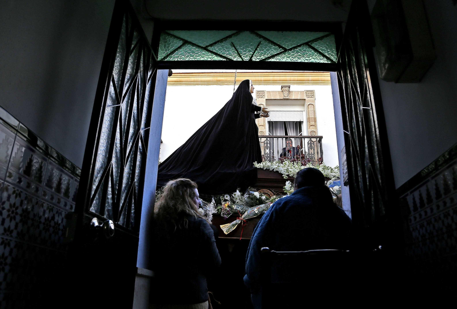 Un pequeño observa a un penitente de Amor y Sacrificio.