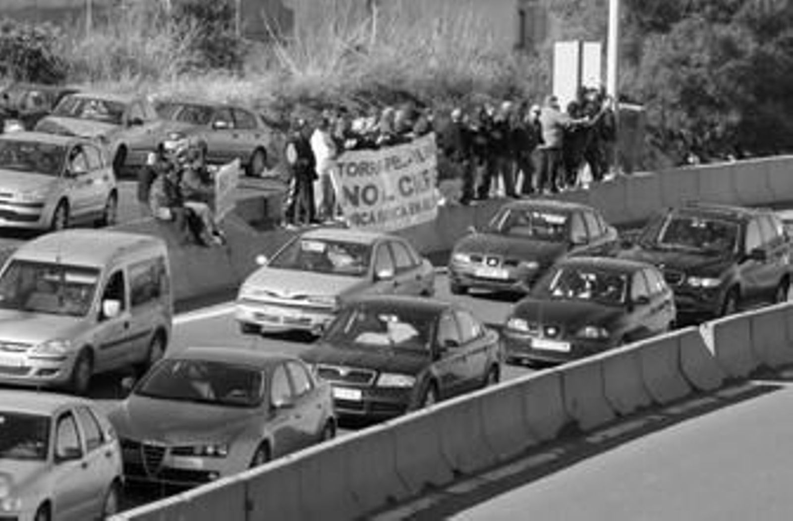 Trabajadores de Torraspapel, ayer, en la mediana de la A-7 a la entrada a Algeciras.