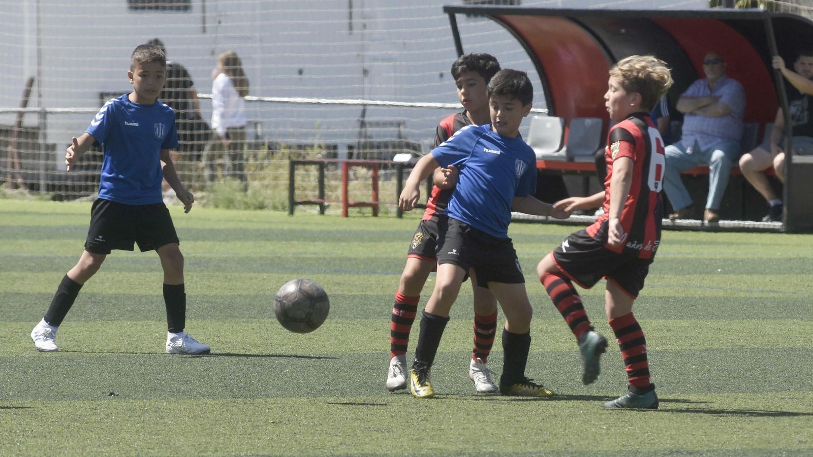Dos jugadores del Séneca presionan a un jugador del Cartaya.