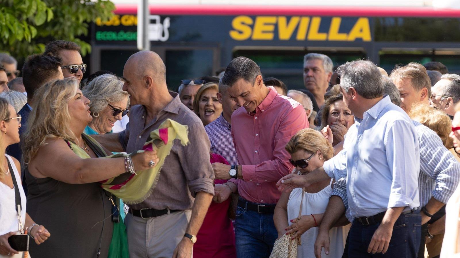 Sánchez, junto a Antonio Muñoz y Juan Espadas.