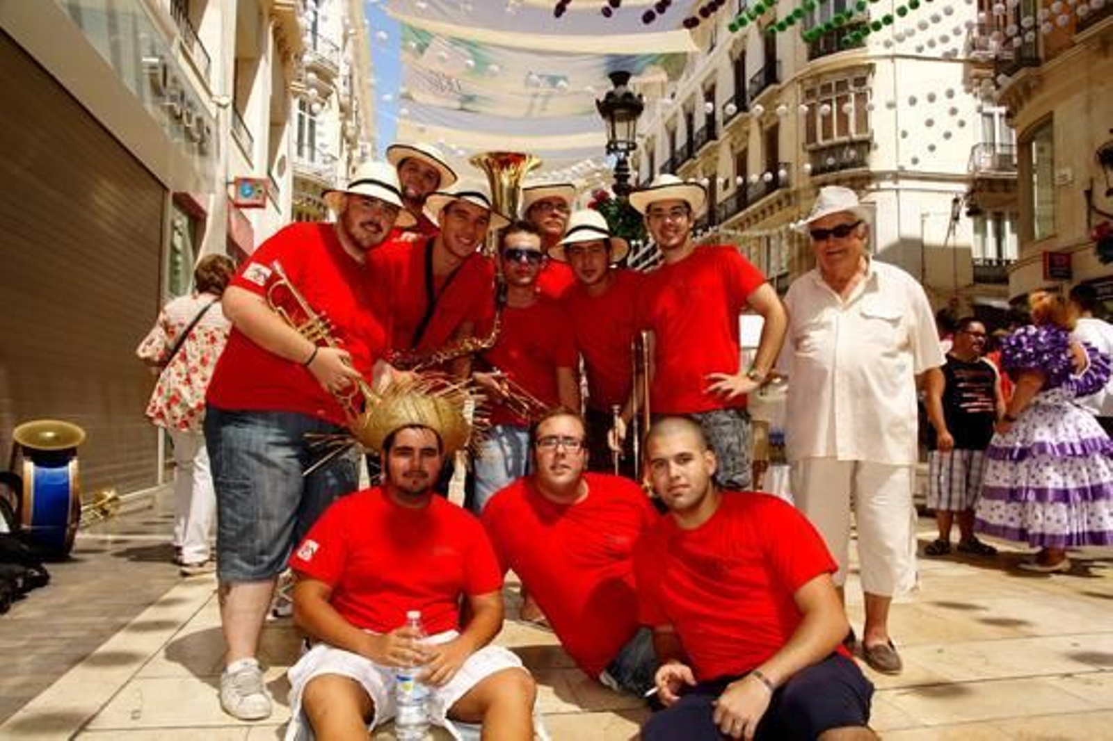 Los integrantes del grupo Los Faroles en calle Larios. 

Foto: Punto Press