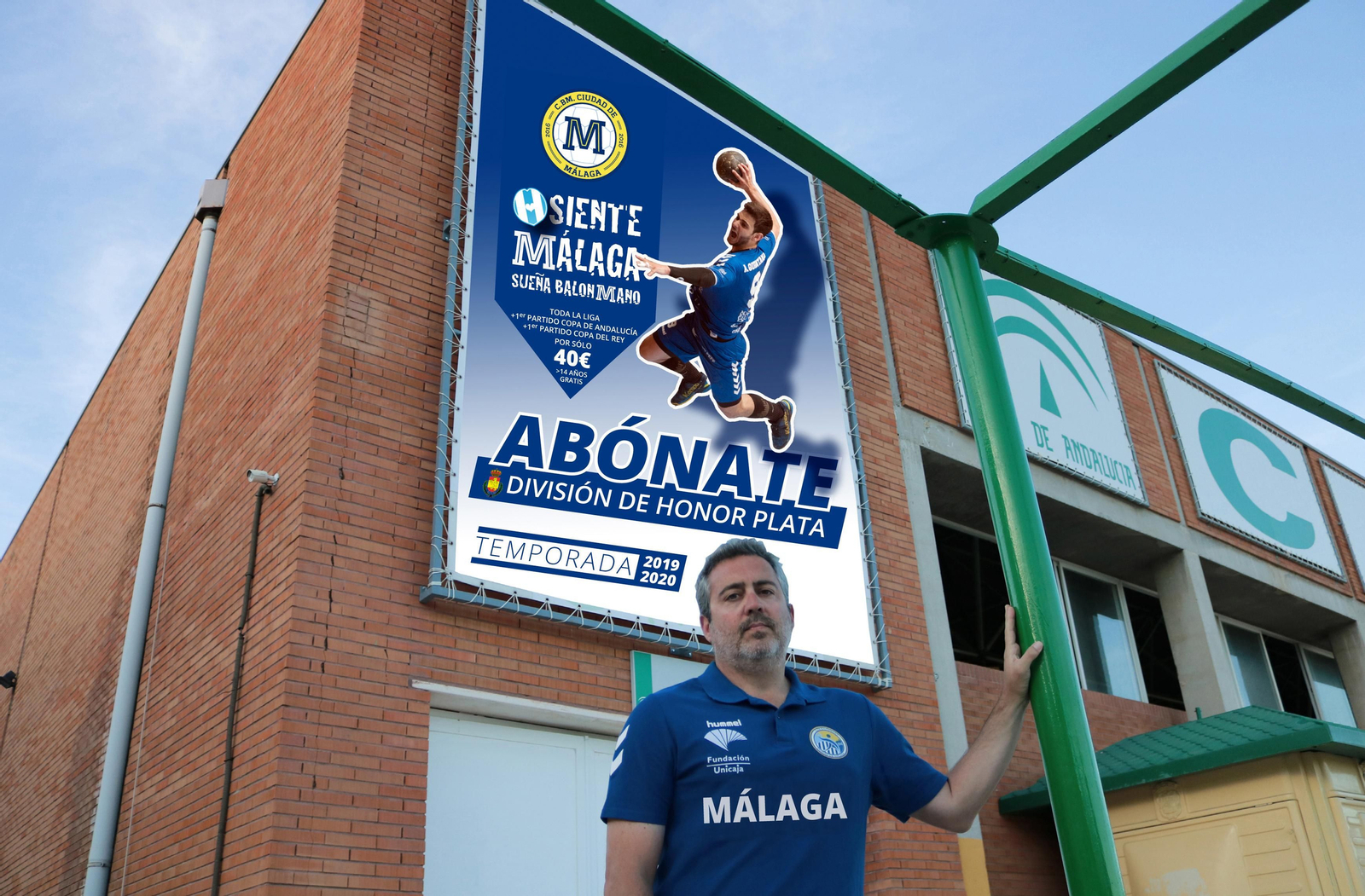 Curro Lucena, entrenador, delante del Pabellón Pérez Canca