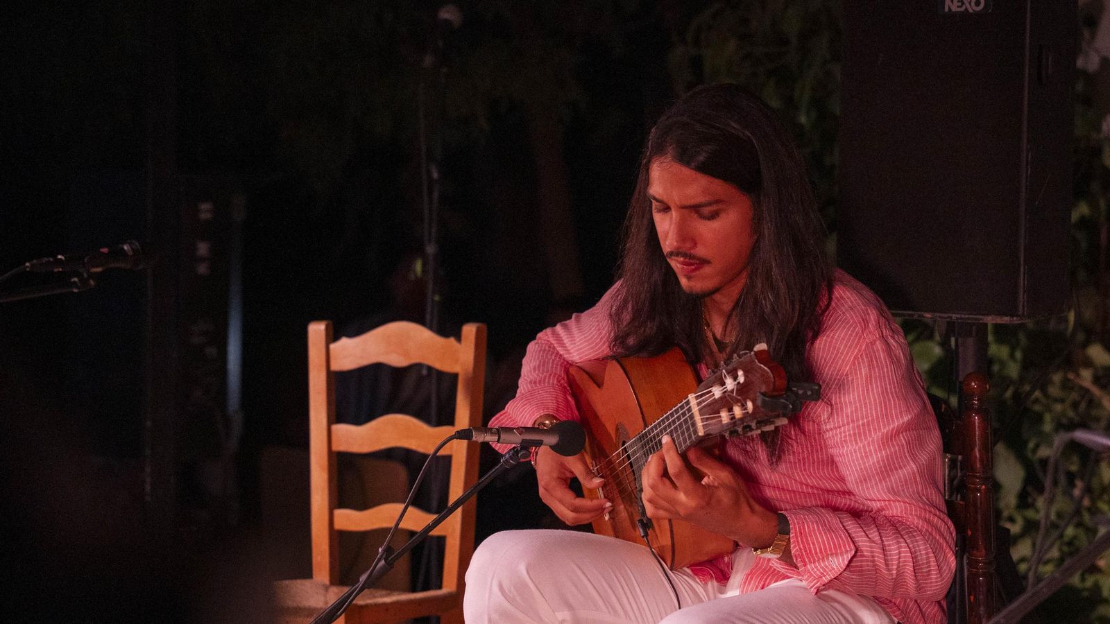 José del Tomate es ya un maestro de la guitarra.