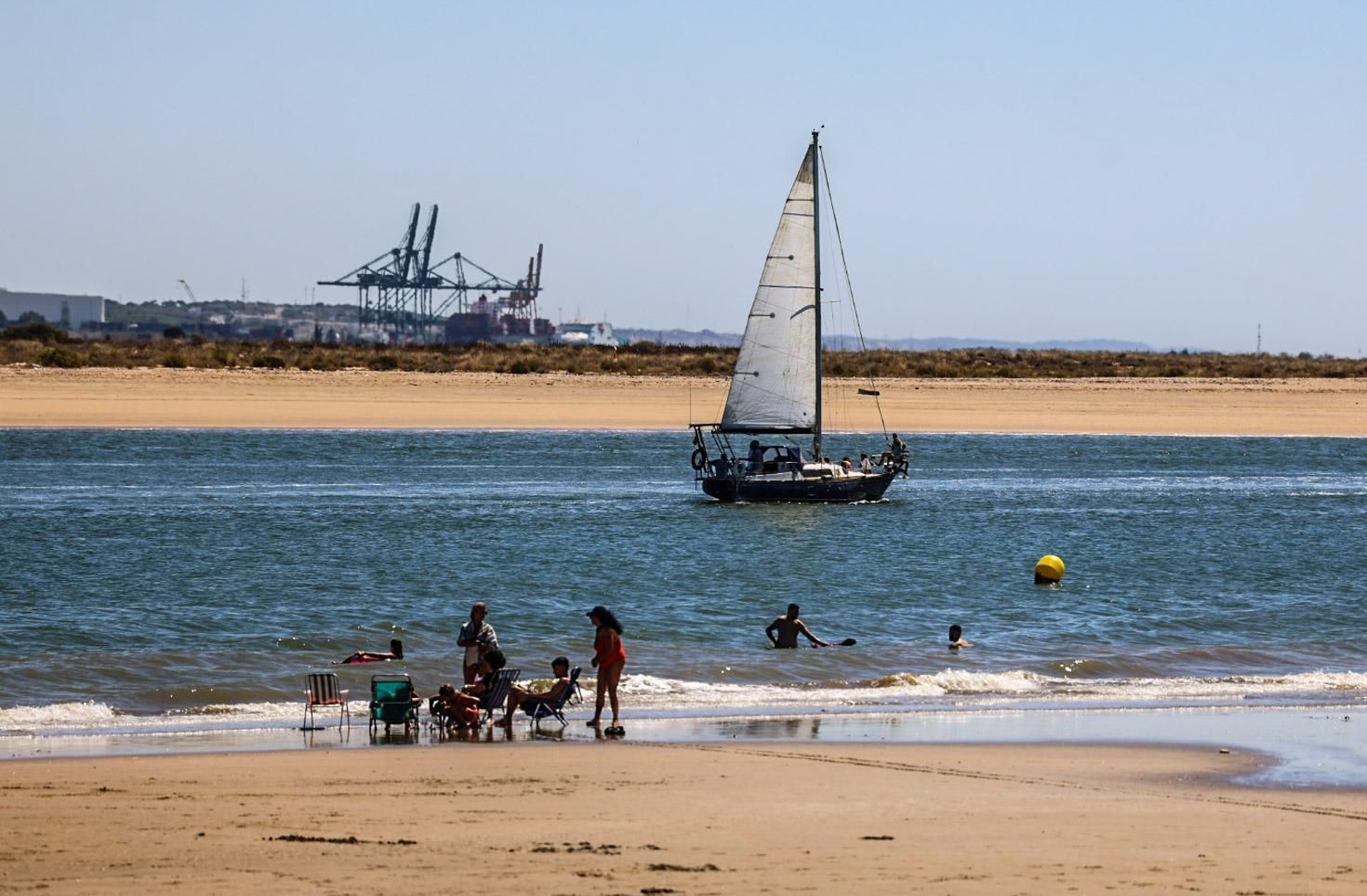 Imágenes de la soleada mañana de playa en Punta Umbría