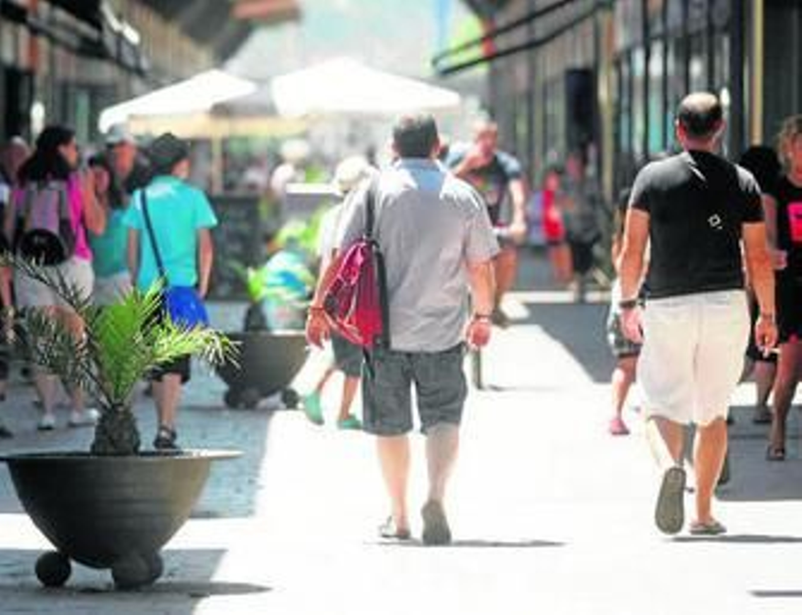 Varias personas transitan por el bulevar comercial en una fotografía tomada ayer.