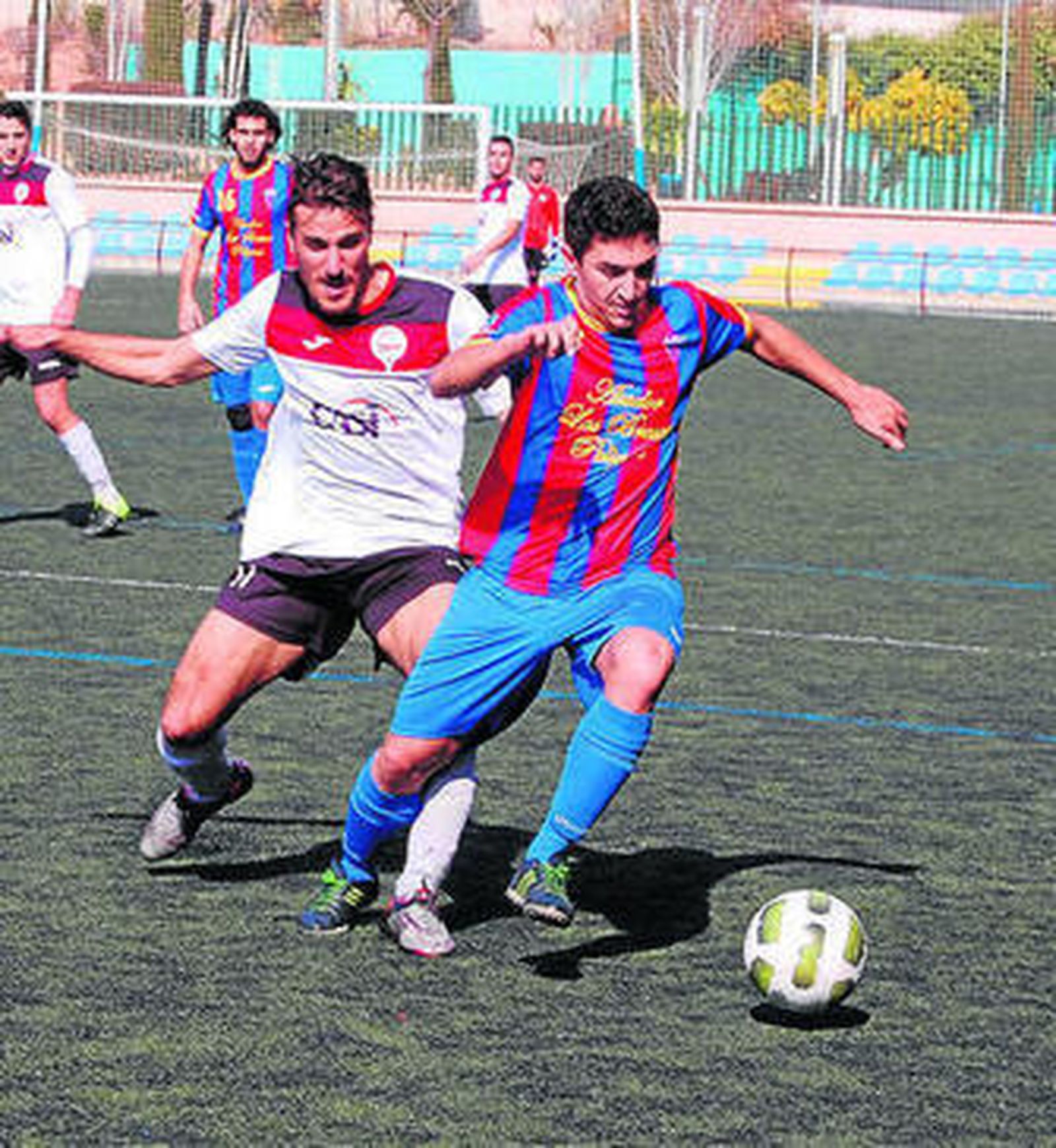 Un jugador del Vandalia conduce el cuero ante otro almeriense.