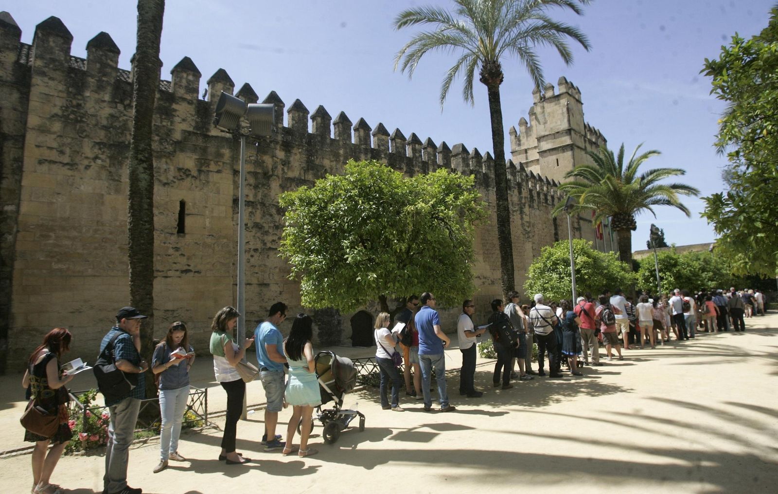 Colas de turistas para visitar el Alcázar de los Reyes Cristianos.