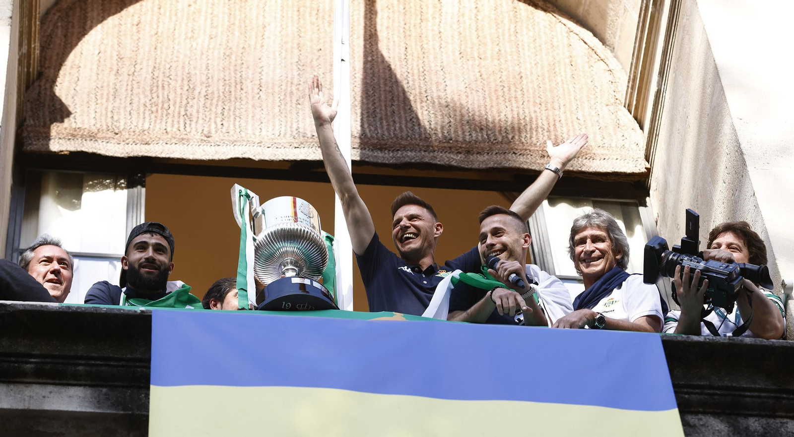 Las imágenes de la celebración del Betis por las calles de Sevilla