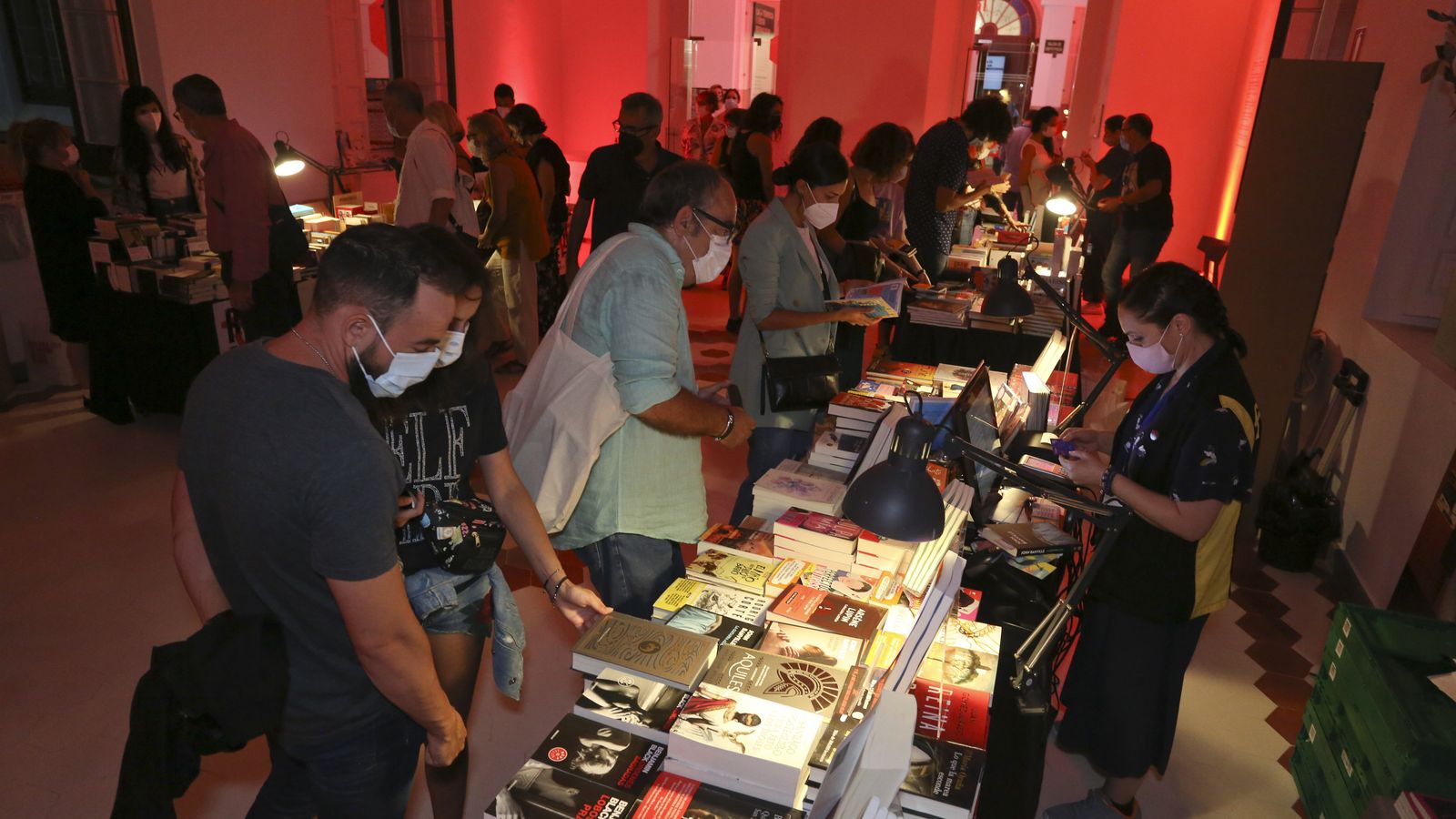 Lectores, este viernes, en La Noche de los Libros.